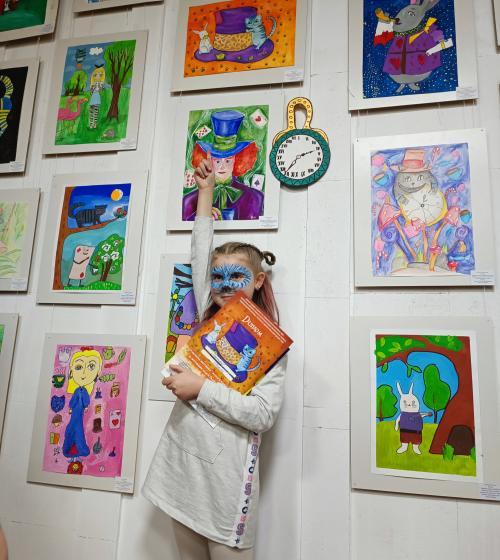 Відкриття виставки дитячих малюнків за мотивами "Аліси в Дивокраї"