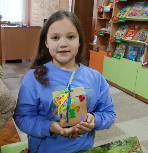 Найменші читачі підготували подарунки військовим у межах бібліотечної акції "Мій Миколай носить форму ЗСУ"