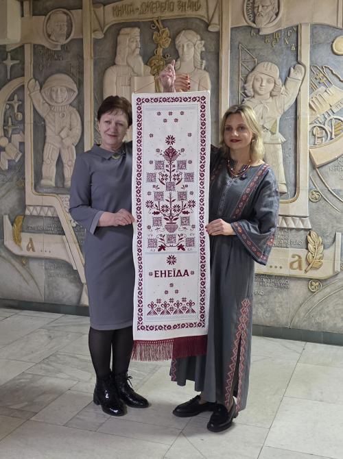 Бібліотека отримала власну копію унікального гастрономічного рушника