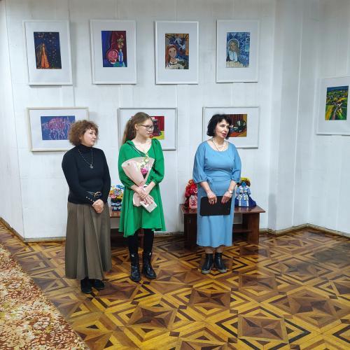 У бібліотеці відкрилася виставка творчих робіт юної мисткині Поліни Топчій